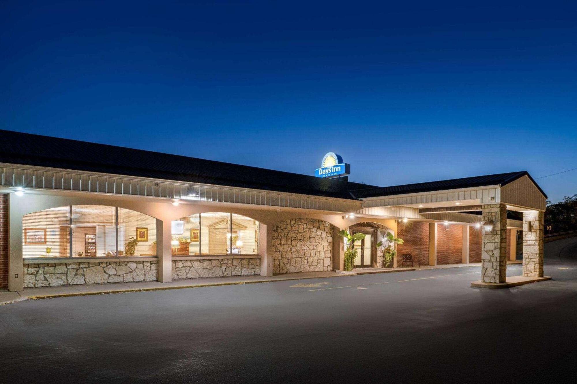 Days Inn By Wyndham Dubuque Exterior photo