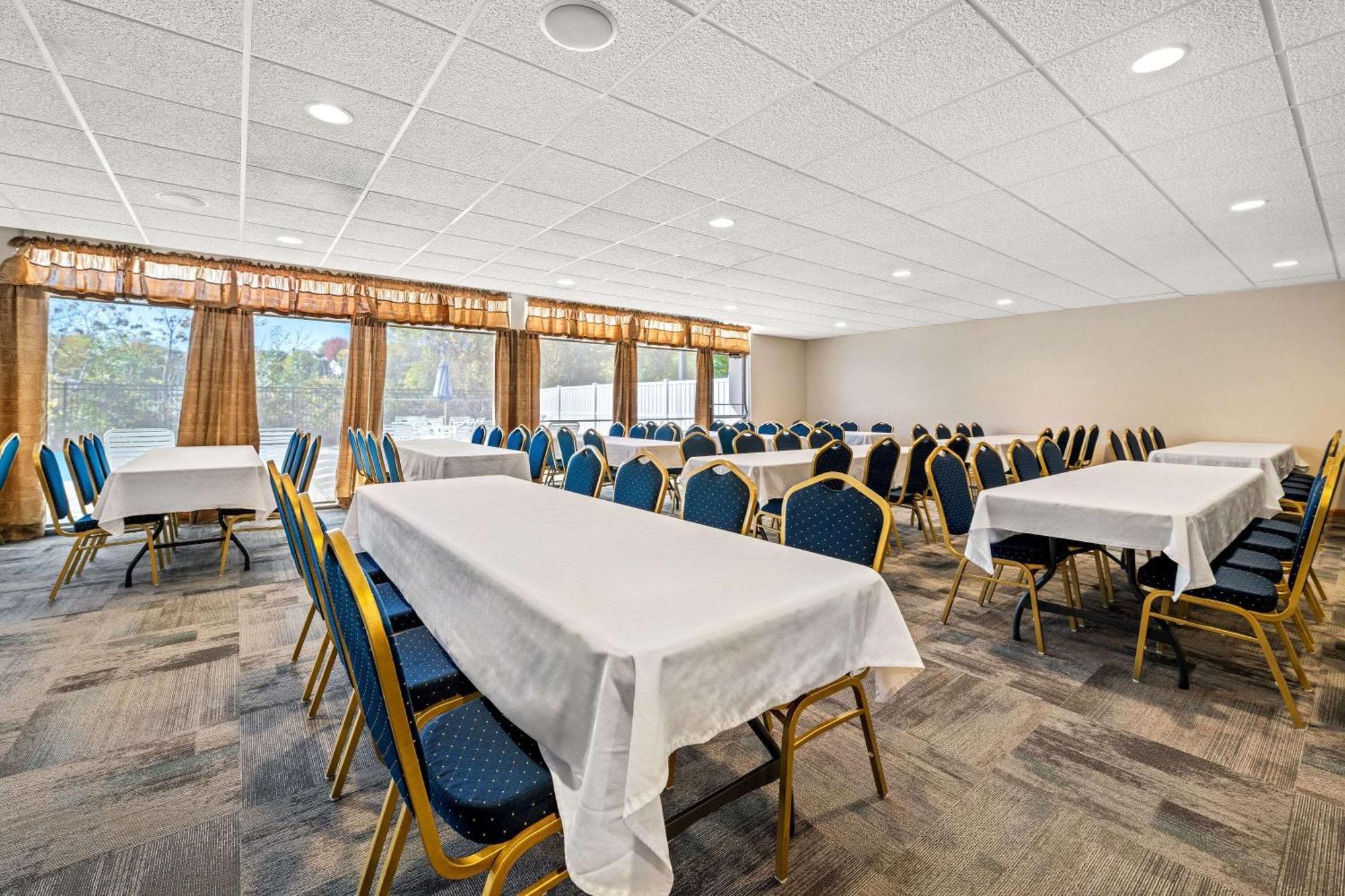 Days Inn By Wyndham Dubuque Exterior photo