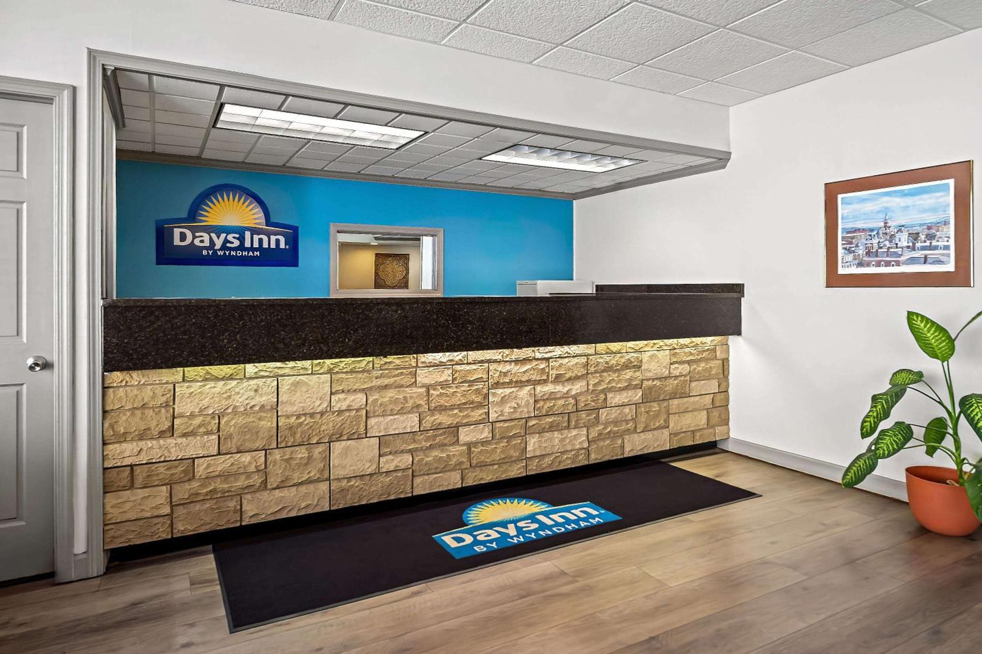 Days Inn By Wyndham Dubuque Exterior photo