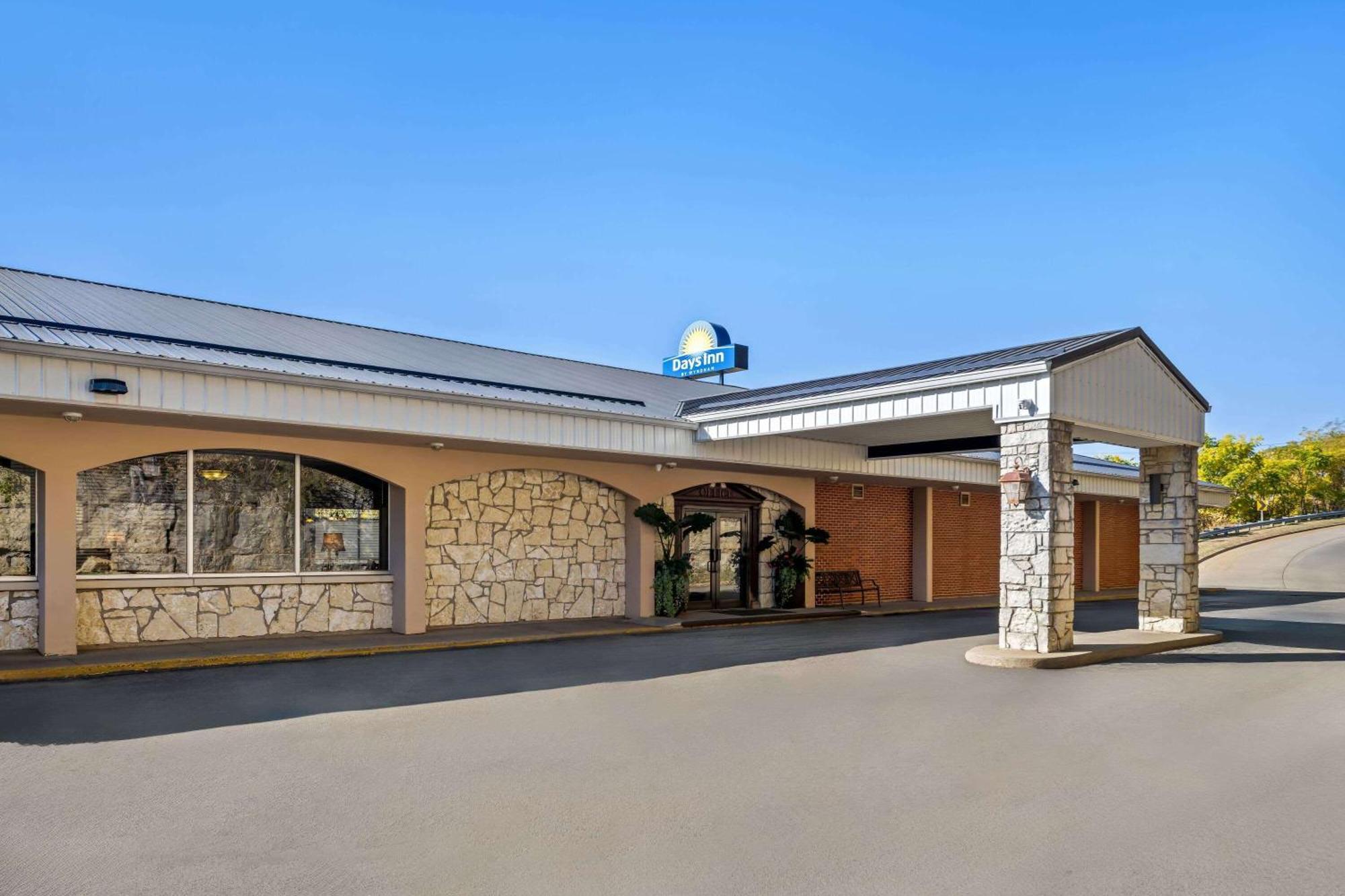 Days Inn By Wyndham Dubuque Exterior photo