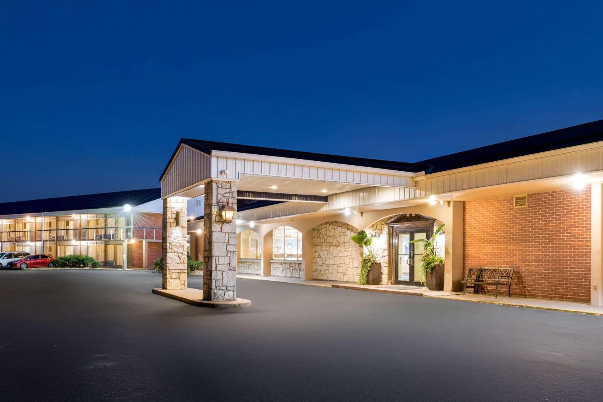 Days Inn By Wyndham Dubuque Exterior photo